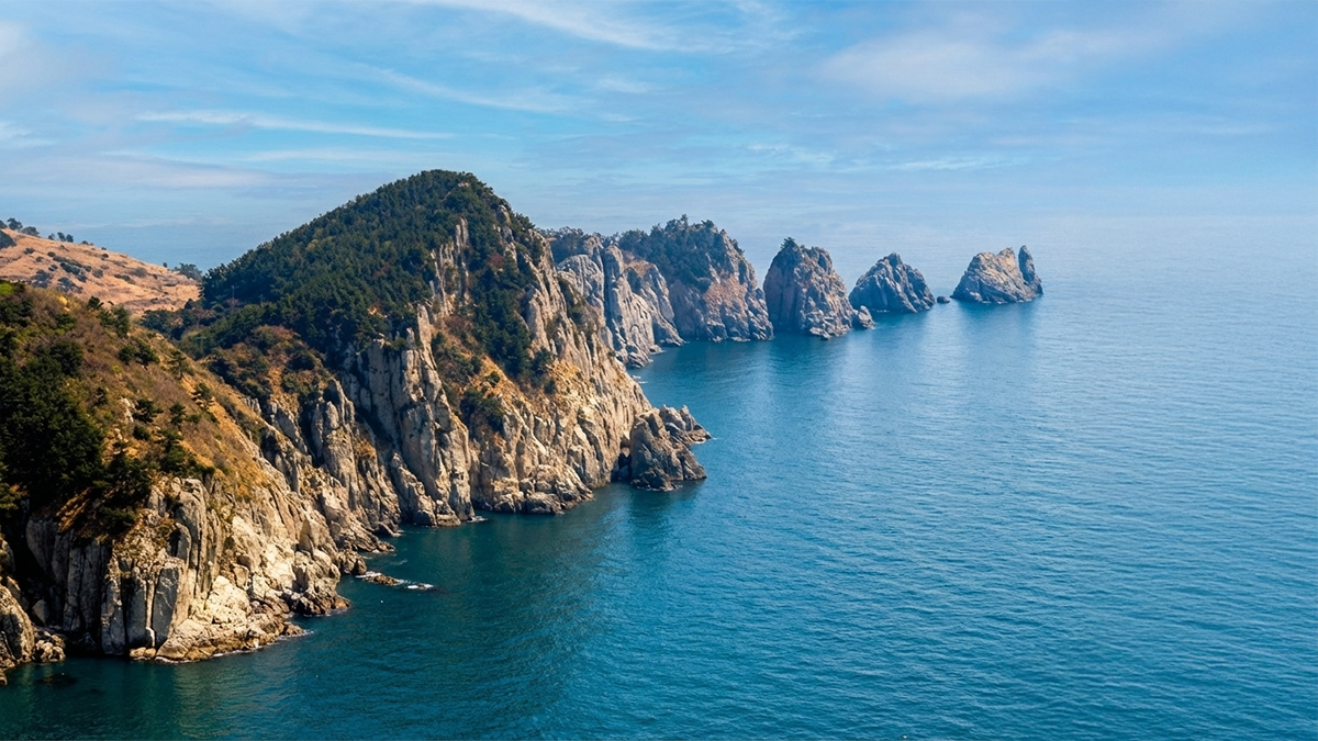 용머리 해안의 황금빛 바위