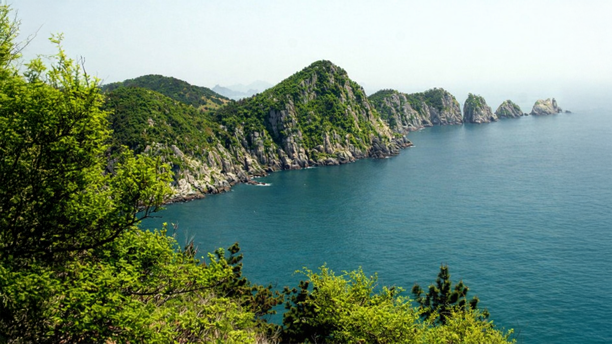 보덕암과 용머리 해안