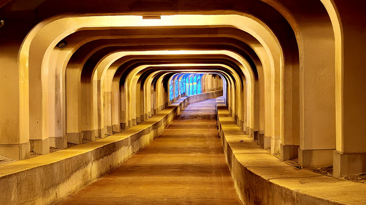 현대적 감각으로 재탄생한 보행로